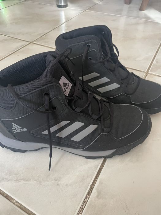 Обувки Adidas ..