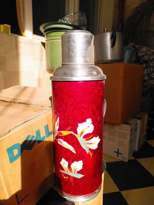 Термос, соковыжималка алюминиевая и мелкая посуда