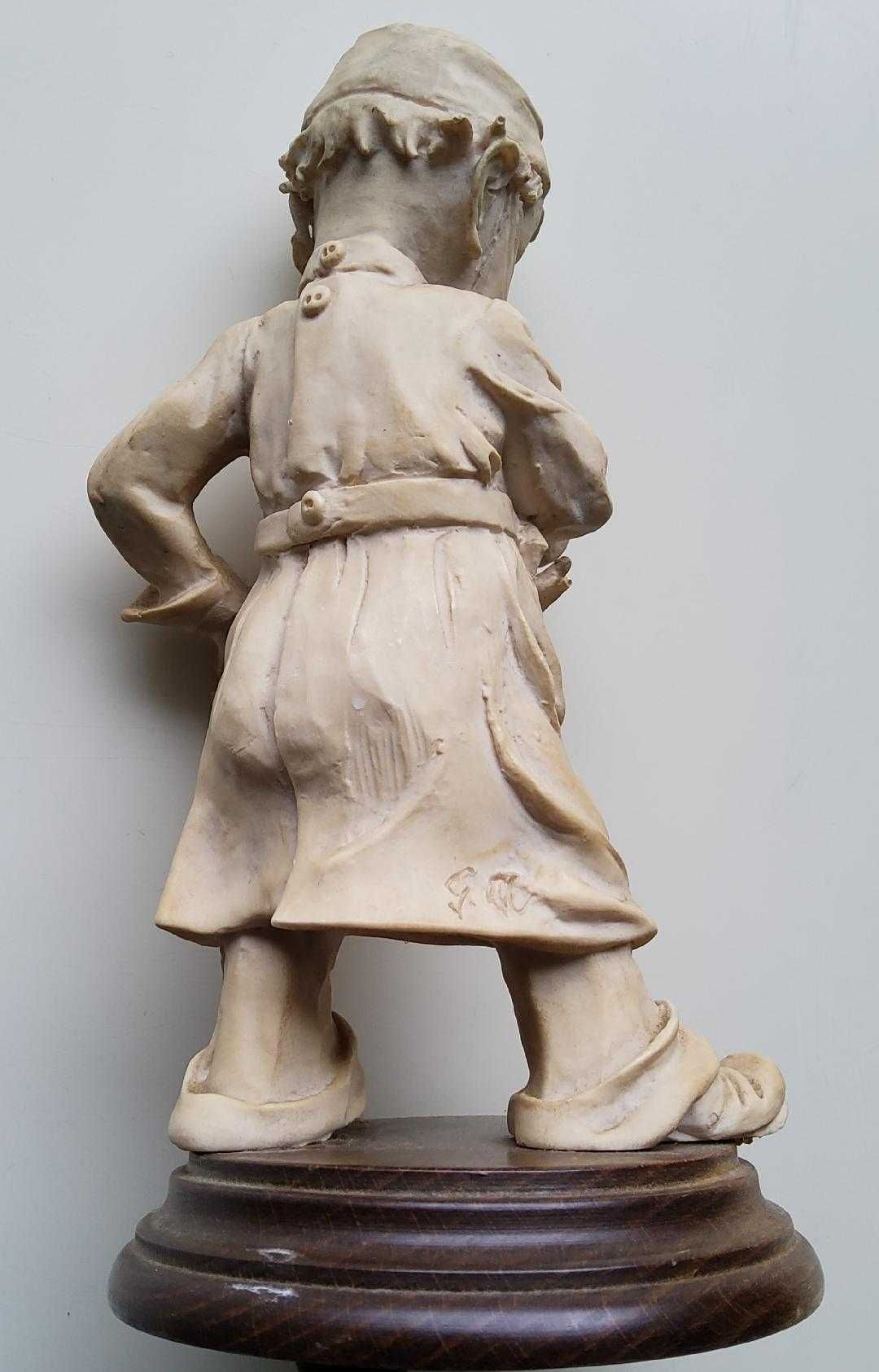 Figurină Băiat Cu Mască, Înălțime 18 cm, Greutate 406 g