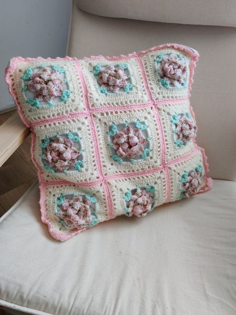 Pernă croșetată cu drag – 45x45 cm