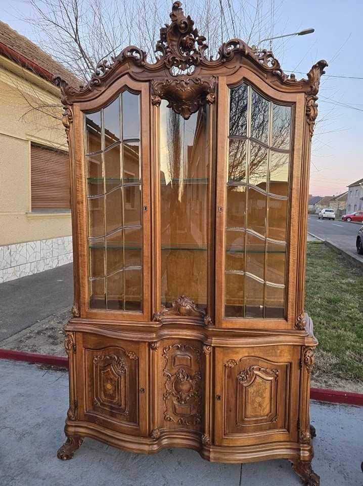 Vitrina din lemn cu geam de cristal fațetat
