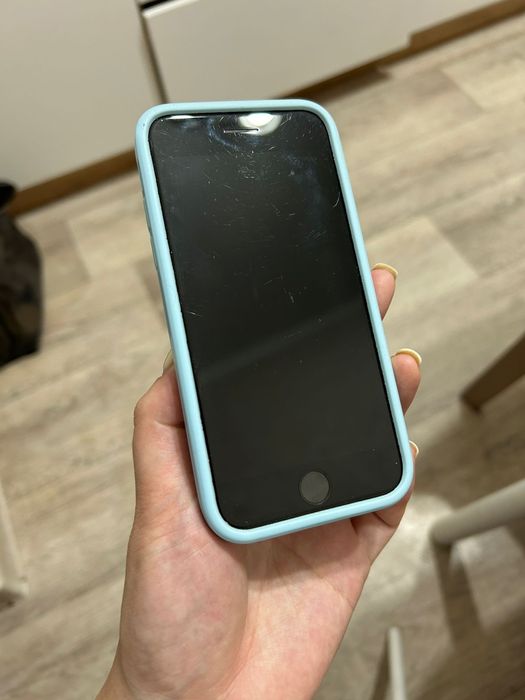 iPhone SE в хорошем состоянии