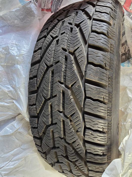 Vand cauciucuri iarna 205/55/16, TAURUS, uzura 5%.