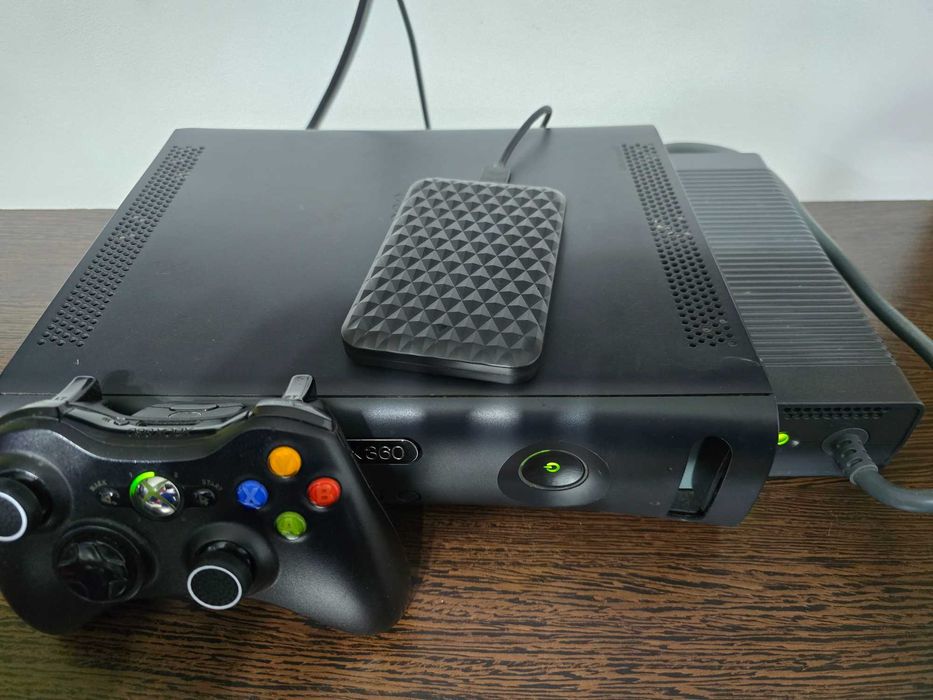 Xbox360 + 45 jocuri + accesorii