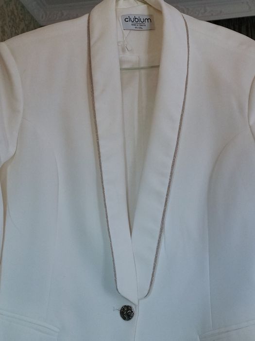 Oq 44 razmerli ayollar kostyumi — bayram, to‘y, tantanalar uchun id