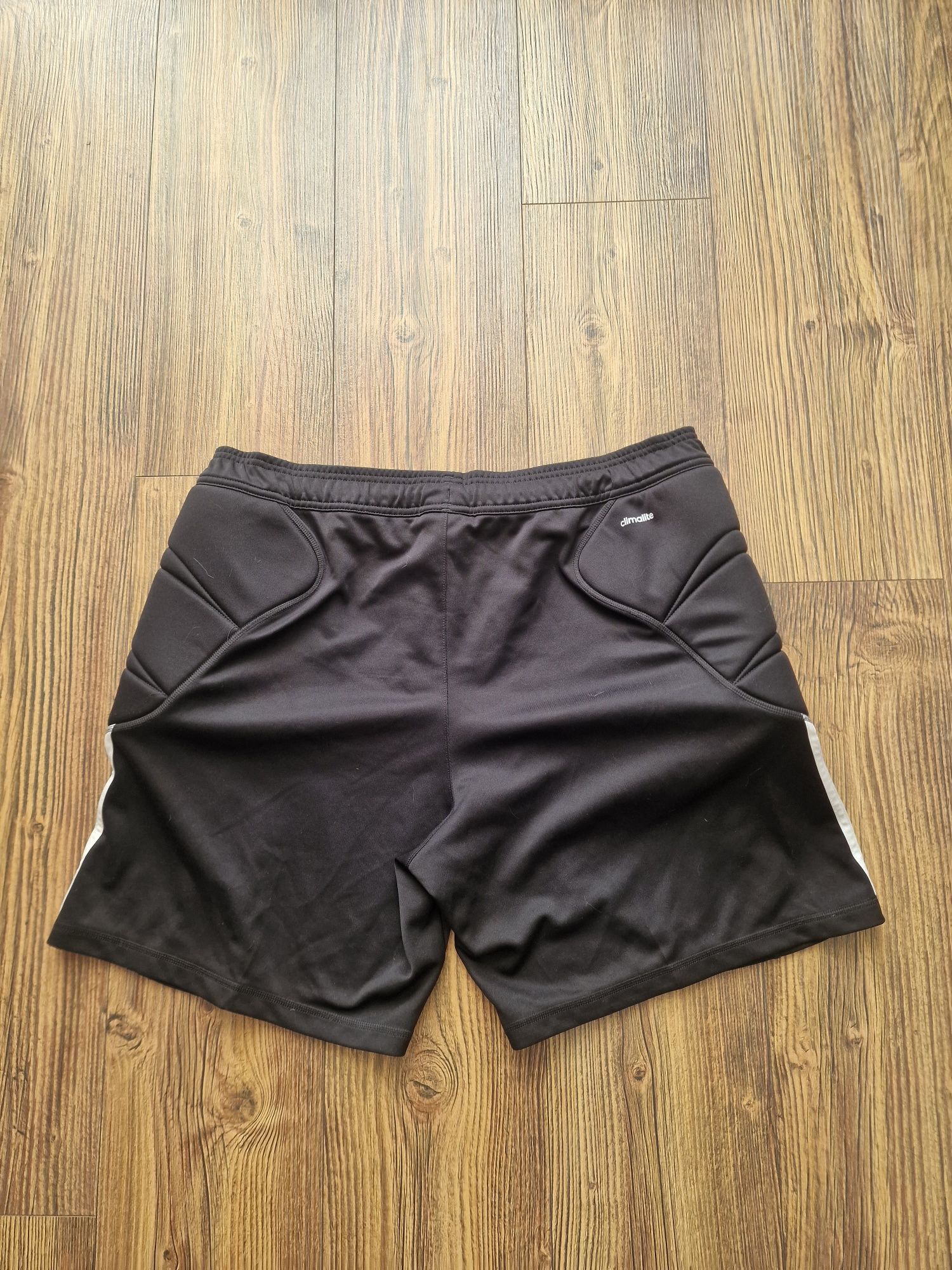 Страхотни мъжки къси футболни къси панталони ADIDAS  размер 2XL