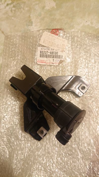 распылитель воды для очистки правой фары Lexus RX350