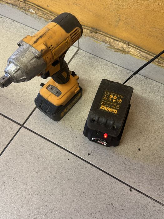 Гайковерт Dewalt 18v , 2 батерии по 5 ампера и зарядно