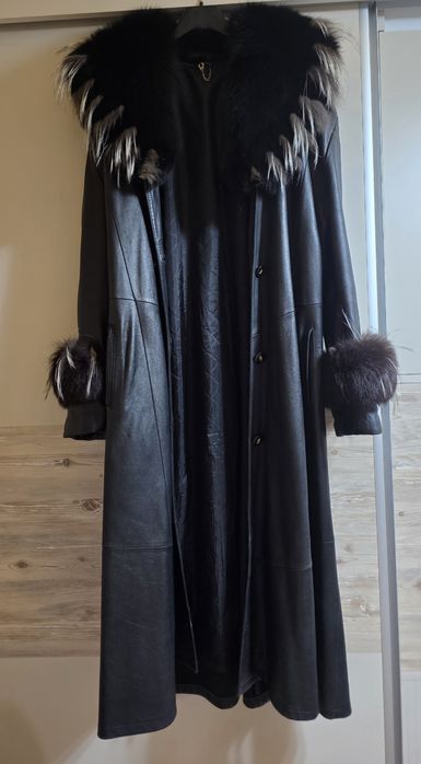 Haina din piele naturala , cu guler și manșetă din blana de vulpe