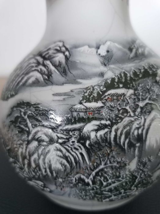 Китайска порцеланова ваза с пукаща глазура с ръчно рисувана