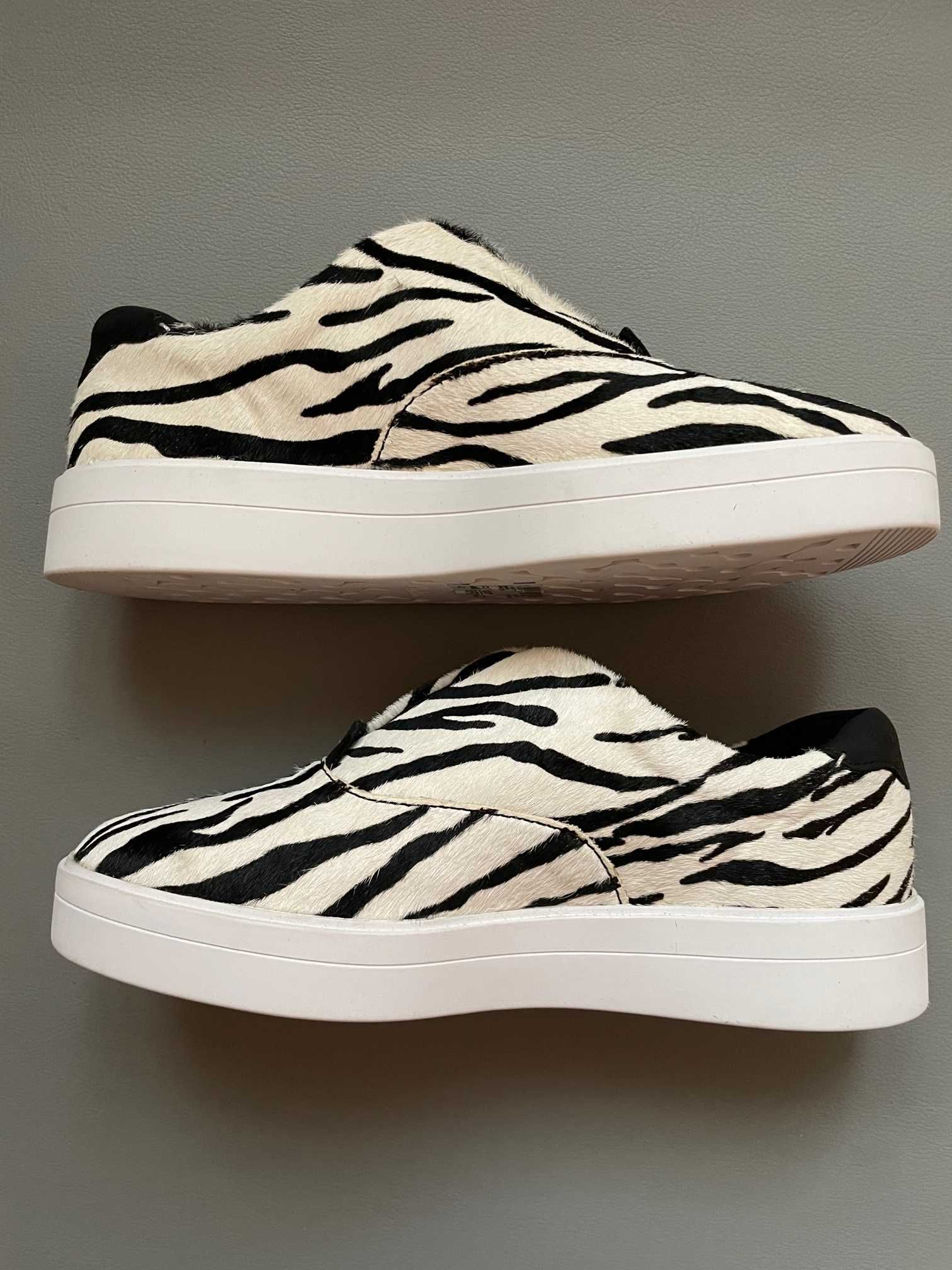 Pantofi sport casual Clarks masura 37 noi din piele print zebra