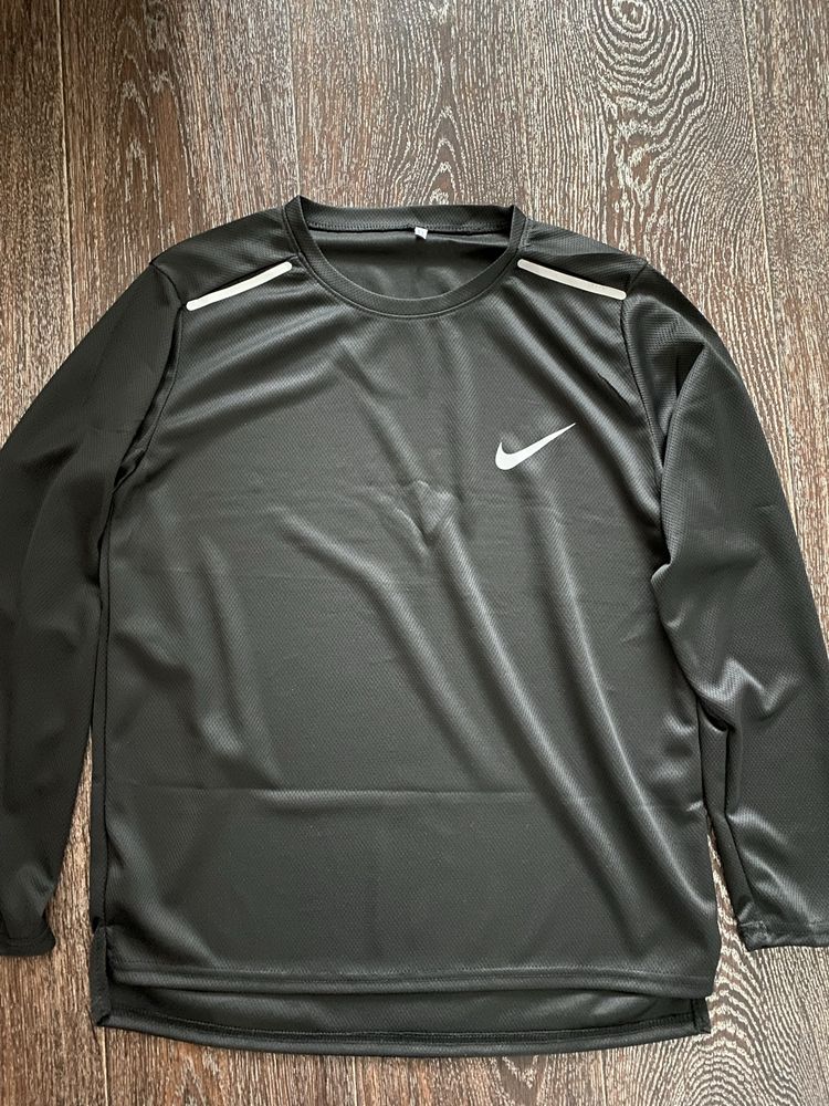 Легкая спортивная кофта Nike