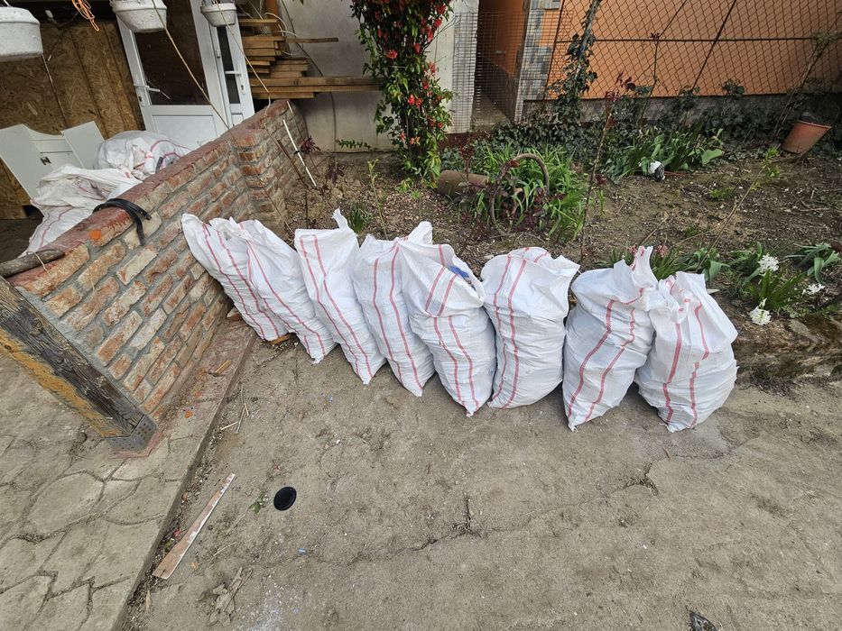 Ridic saci cu moloz și deseuri din constructii
