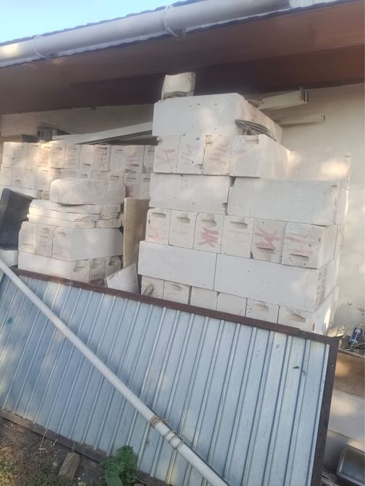 Арматура, кирпичи. Срочно продам