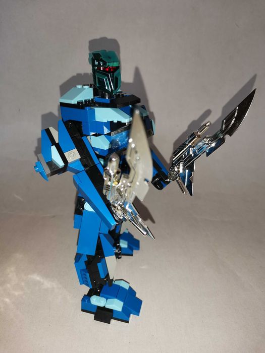 Играчка - робот от над 200 части тип "Лего"