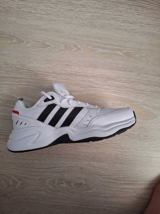 Adidas strutter:бяло и червено