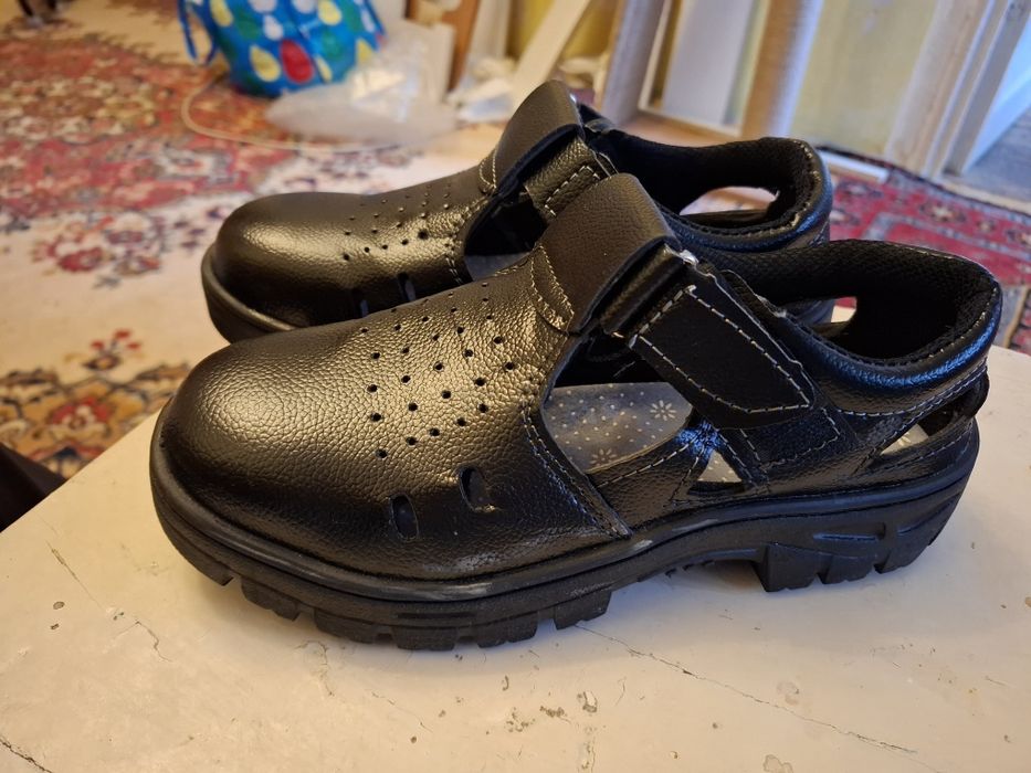 Пррдам новую спец.обувь