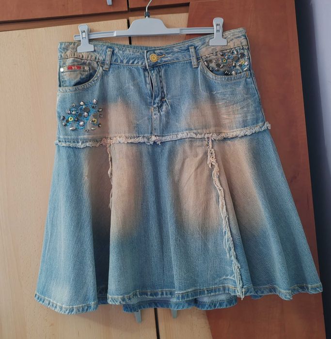 Vând fuste și pantaloni de blugi