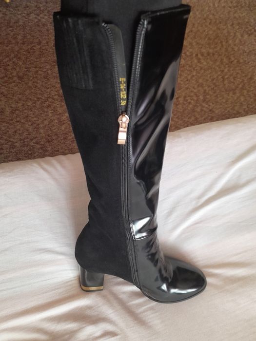 Елегантни черни ботуши-намалени