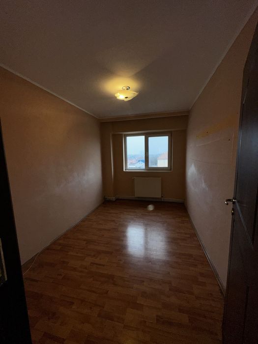 Apartament 3 camere de vanzare