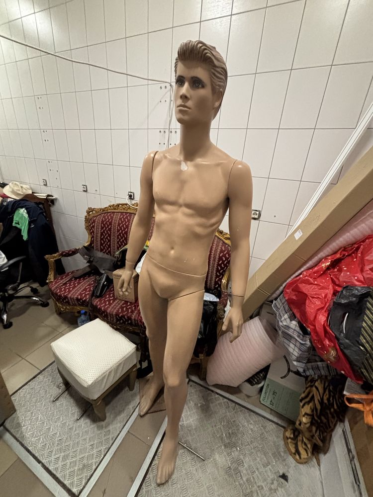 Мъжки манекен в цял ръст