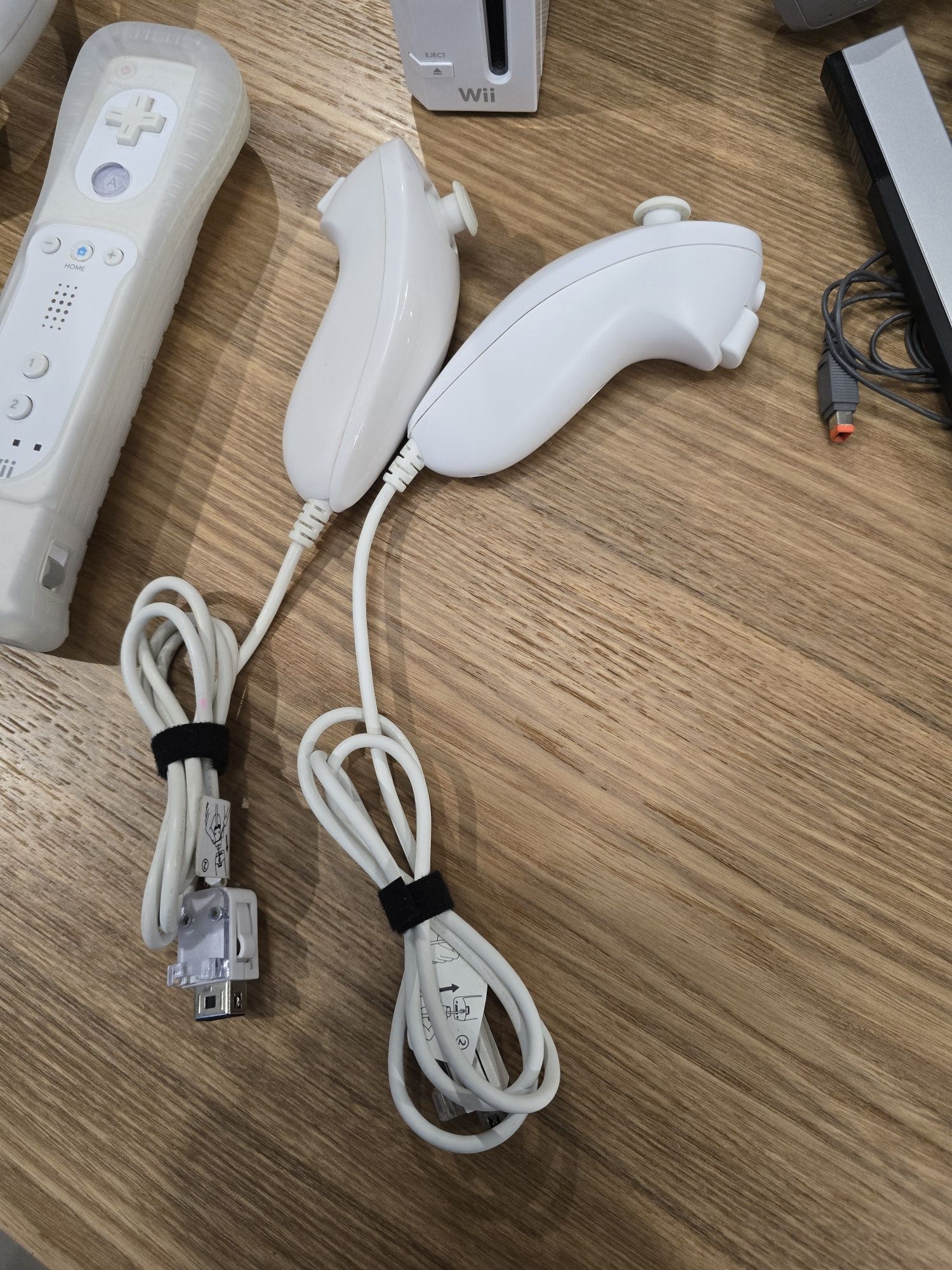 Consola Nintendo Wii cu 2 telecomenzi și 9 jocuri originale