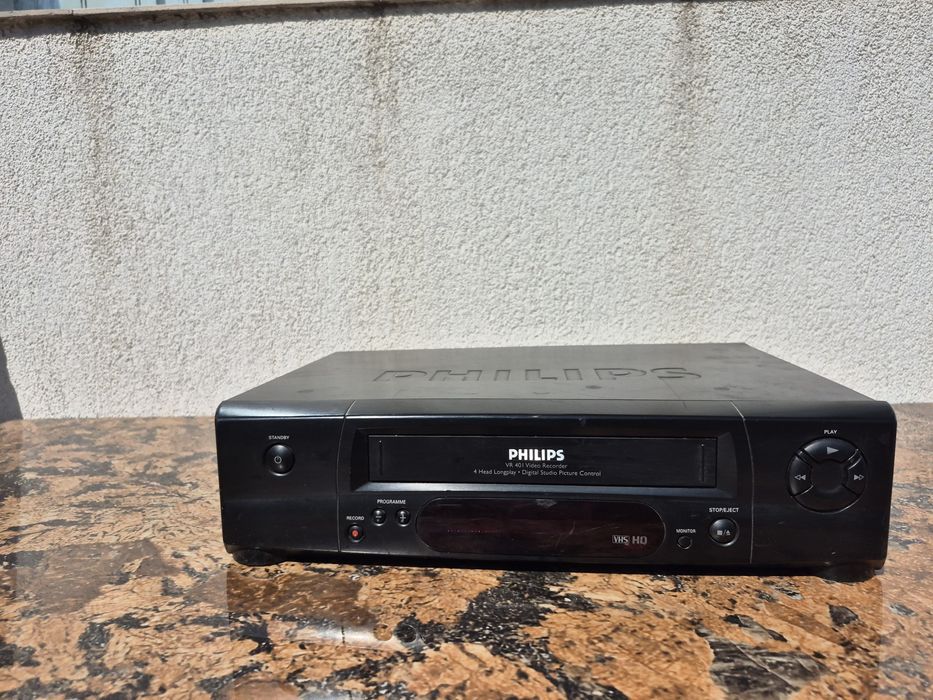 Vand video marca Philips model VR-401,made in Hungary 

- video casett