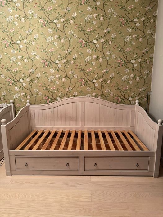 Продам 2 кровати массив дерева.