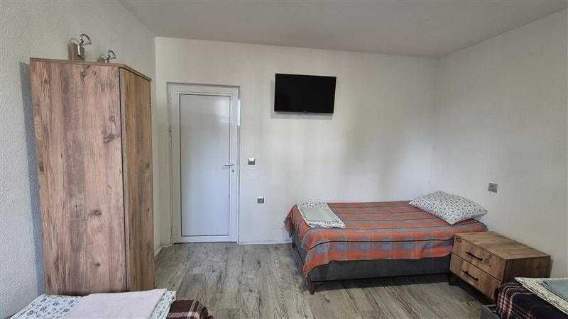 Стаи и легла за нощувки за работници и групи в с.Скравена