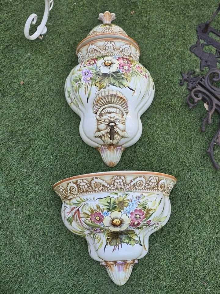 Fantana de curte din ceramica pictata manual.