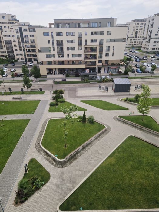 Închiriez apartament tip studio Coresi cu vedere la pietonala
