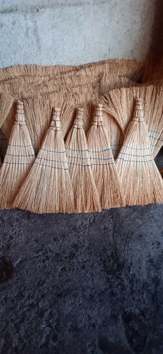 Продавам големи, малки и на дръжка метли ръчно изработени