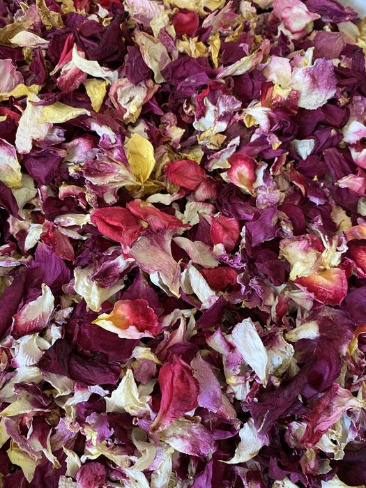 Лепестки роз