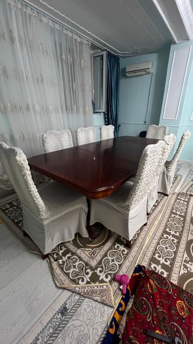 стол и стулья из дерева