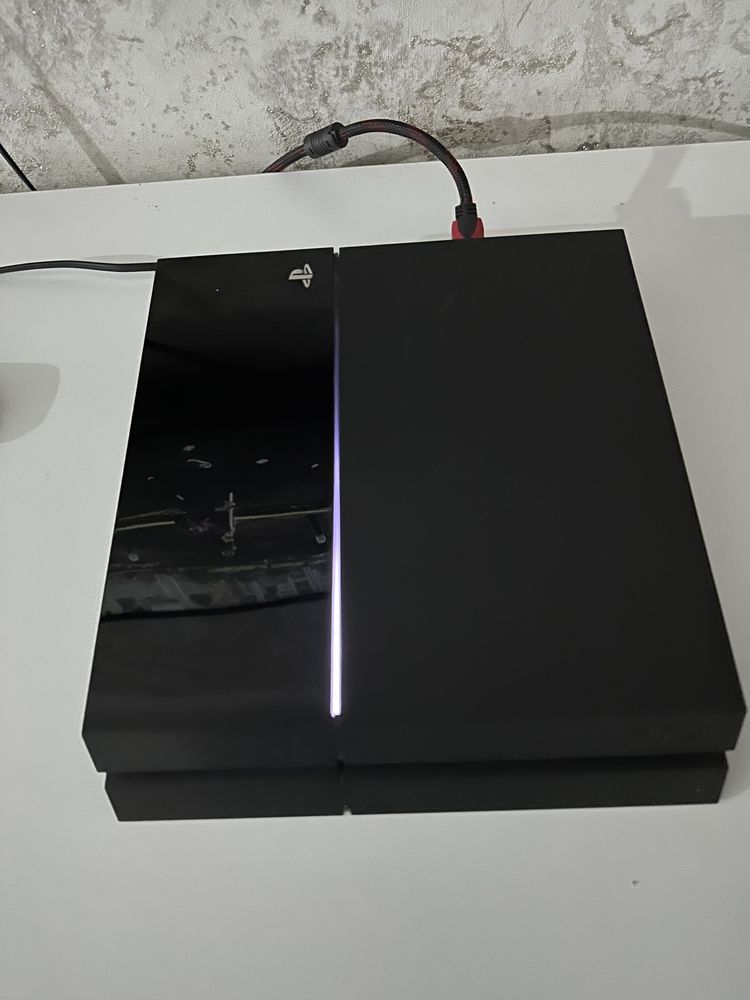 PS4 - 512 GB, 2 оригинальных геймпада, 4 игры на дисках