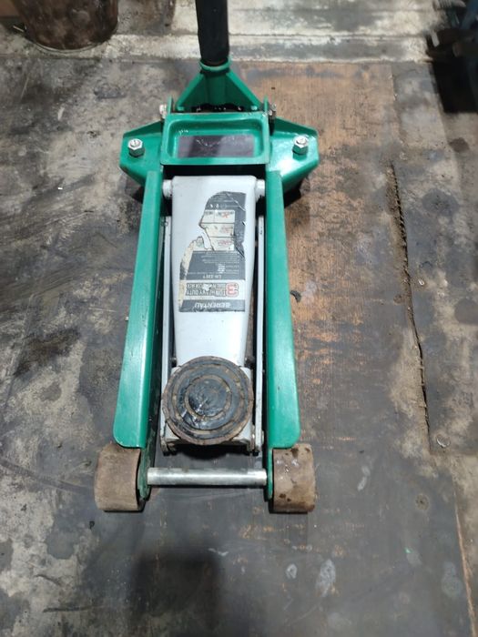 Продам домкраты 2 штуки,  3-х тонные