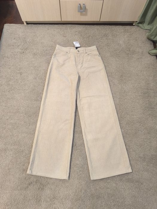 Pantaloni din catifea reiată (H&M)