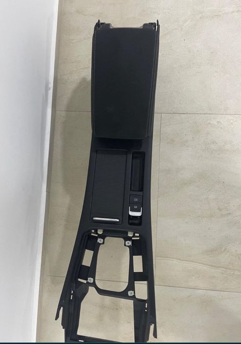 Vând cotiera passat b8