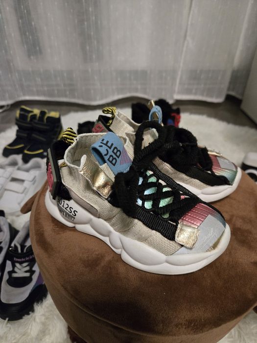 Vand incaltaminte purtata putin, 70 lei perechea