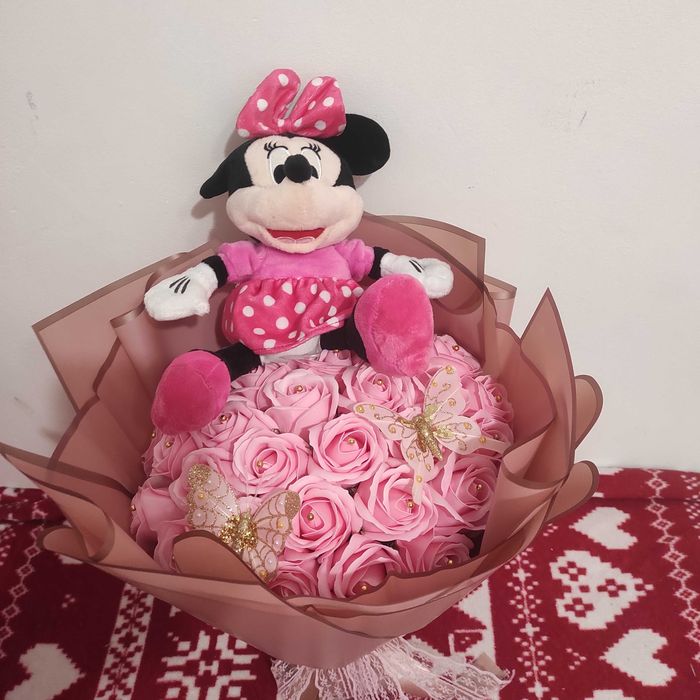 Buchete cu trandafiri de săpun parfumați și Stitch preț de la 150 lei