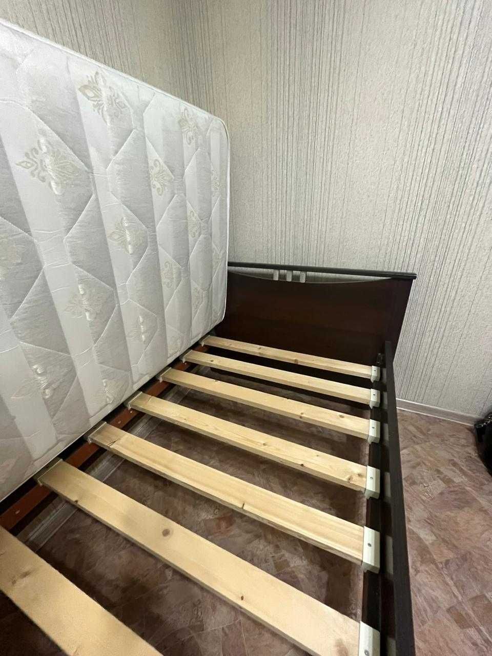 Односпальная кровать с матрацем в Пришахтинске