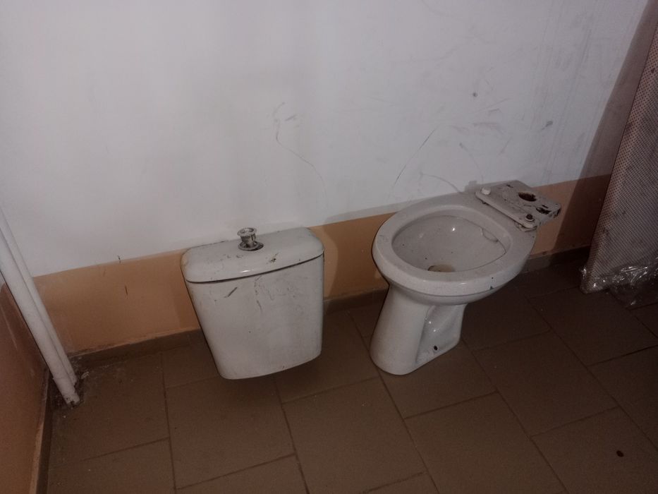 Продам унитаз с бачком