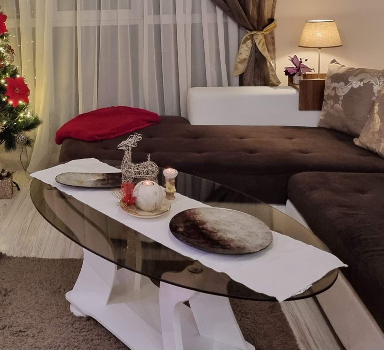 Стилна холна маса с дърво и стъклен плот