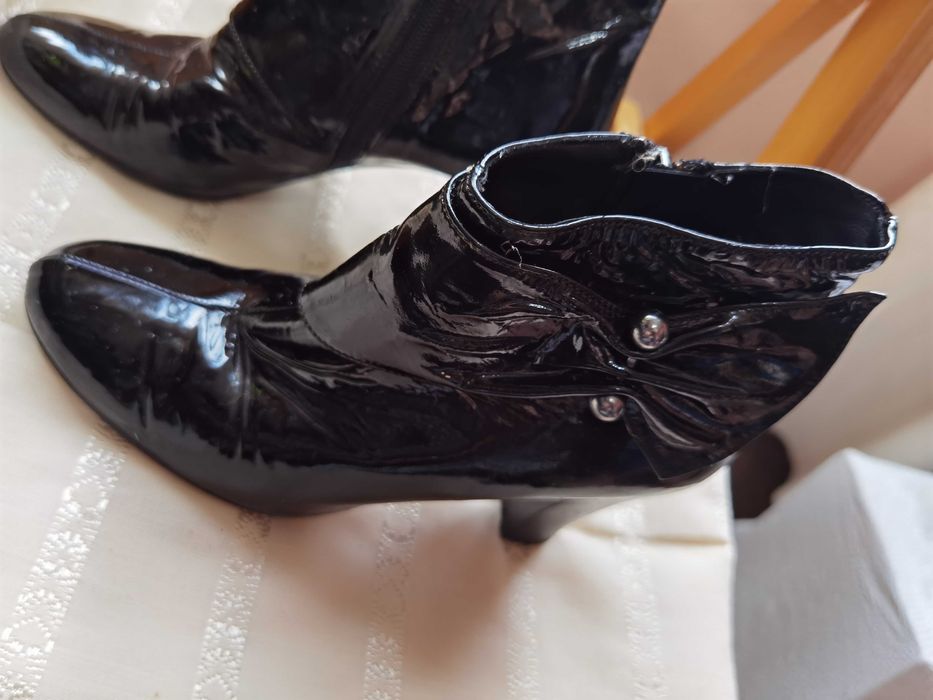 Дамски елегантни лачени обувки на висок ток от естествена кожа