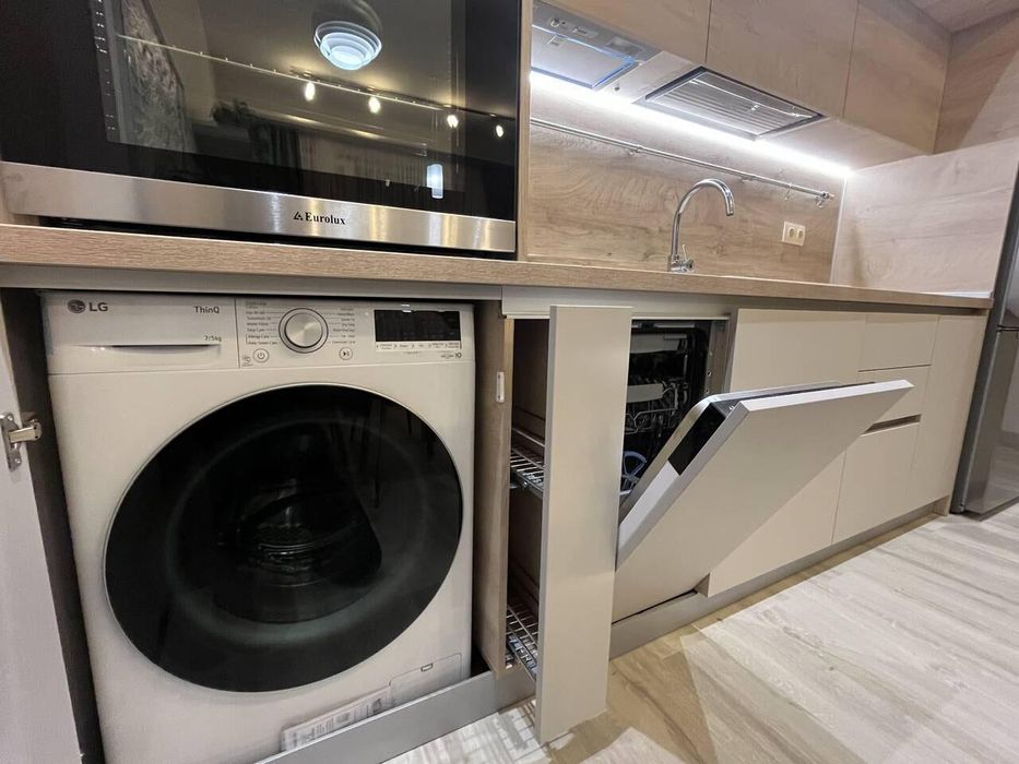 Дава се под наем Двустаен апартамент в Бургас, Славейков - 80 кв.м за 765 € - Снимка #2