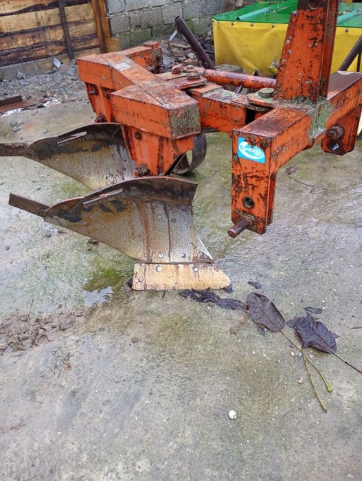 Vând plug 2 brazde in stare foarte buna