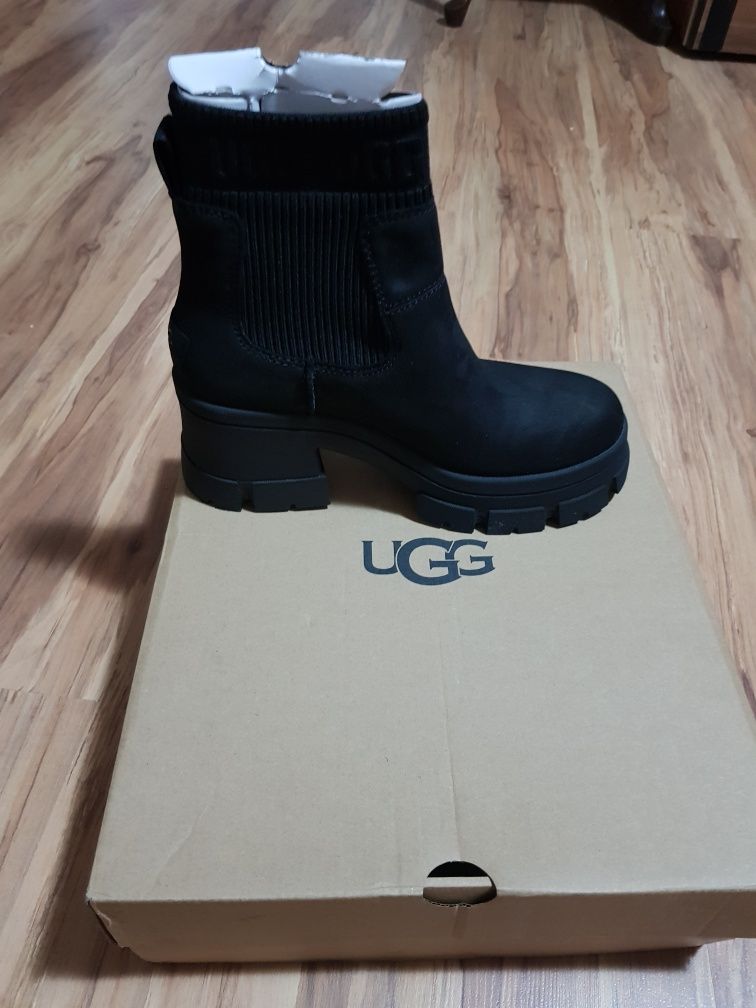 Vand ugg din piele intoarsa.marimea 40 originali