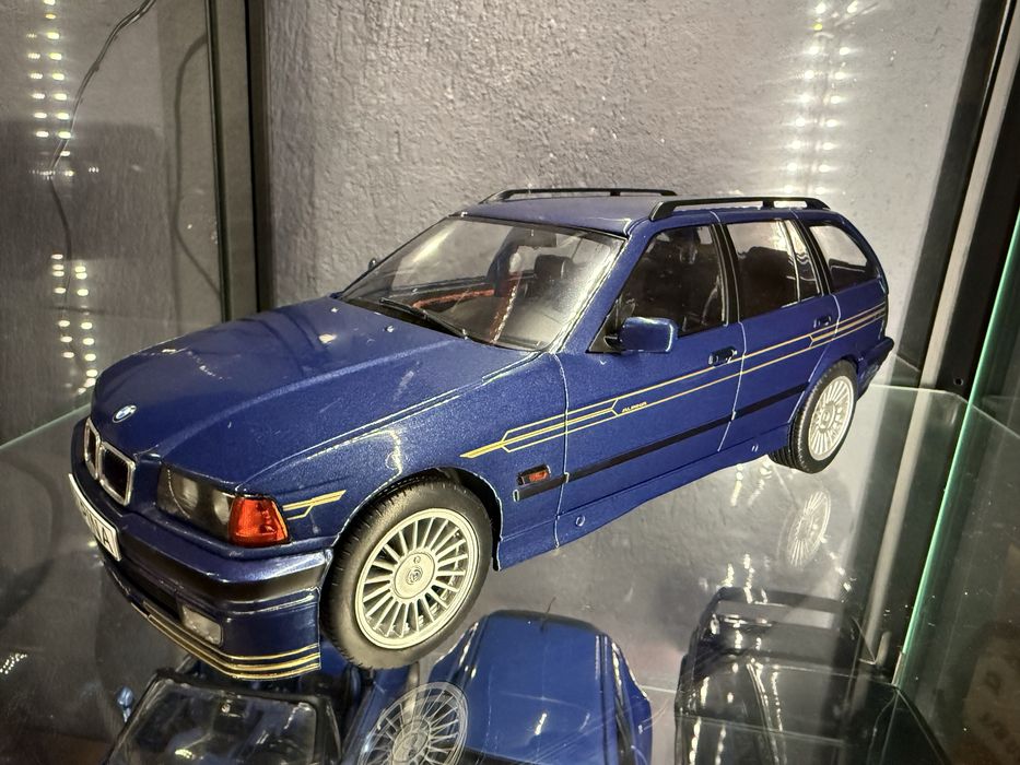 Различни модели 1:18 коли