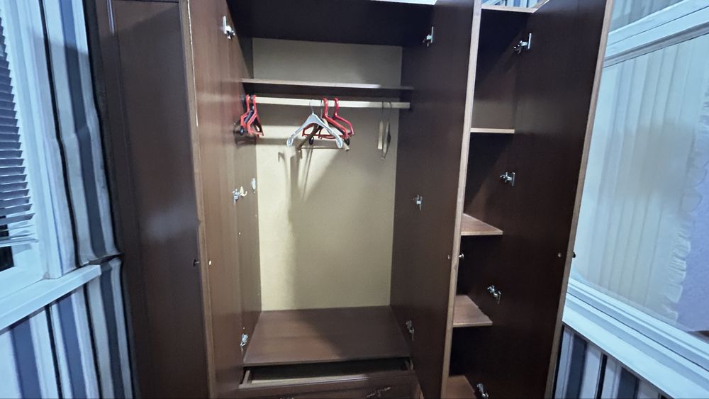 Шкаф продается в хорошем состоянии, недорого, большой, вместительный.