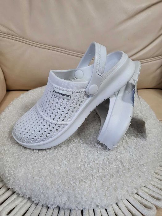 Нови бели джапанки